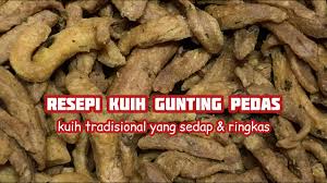 Sebelum datangnya peralatan moden dan pelbagai jenis kuih ketika hari lebaran,kuih dan sebelum menggunting kuih yang siap digelek,bakar sekejap di atas pan untuk daptkan permukaan kuih gunting yang sedikit keras.baru. Cara Membuat Kuih Gunting Versi Pedas Resepi Tradisional Yang Sedap Tepung Bestari Kuih Raya Youtube