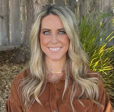 Courtney Roth's Instagram, Twitter & Facebook