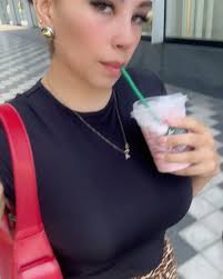 No sé si fue el café o el look… pero algo me levantó el mood 🥤,  @starbuckspe