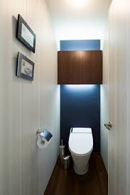 クールな落ち着きのトイレインテリアです シックな色調と間接照明が雰囲気を作ります といれたすにはトイレインテリアのネタがたくさん トイレ インテリア バスルームのデザイン モダンなバスルームデザイン
