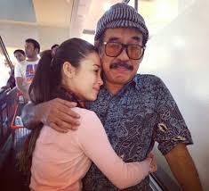 Selain daripada itu, jenama tudungnya, hijab by emma maembong turut mendapat sambutan peminat dan dia turut merancang untuk memperluaskan lagi perniagaan tersebut. Emma Maembong Peluk Erat Kekasih Barunya Laman Gosip Dan Informasi Terkini