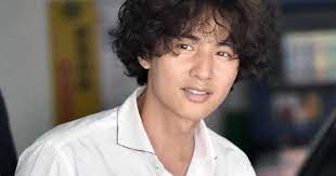 He is the youngest of five siblings (two older brothers and two older sisters). Koreans Discovered How Much Won Bin Makes From Cfs And It Blew Their Minds Koreaboo