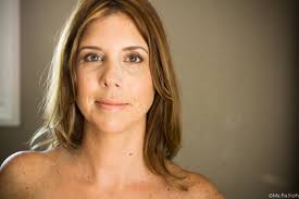 3 Simple Shifts to Help Mom Lean In to a Flattering Photo (and Thoughts