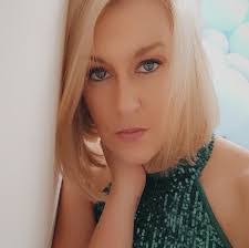 Rebecca Read's Instagram, Twitter & Facebook