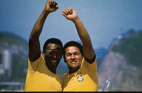 Bir bebek için çok küçük olmasının yanı sıra bacaklarında anatomik bozukluklar vardı. Pele 80 Anos Garrincha Parceiro Em Campo E Fora Dele Veja