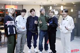 여러분, 이러지 마세요ㅠ 제작진분들이 충분히 안전과 방탄이들 건강 다 챙기면서 기획하셨겠죠. ê¹€ ë§ˆë¦¬ì•„ On Twitter Run Bts Vlive Official 2021 03 31 Behind The Scene Ep 135 Ch Group Photo