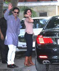 Saif Ali Khan Waves At Shutterbugs As Kareena Kapoor Looks On Christmas Lunch At Shashi Kapoor S Home Fashion Bollywood Outfits Bollywood Fashion Boys Dress