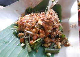 Srombotan The Traditional Salad With Mixed Vegetables And Spicy Peanut Sauce On Top Vegetables Peanut Spicy Sauce Bali Traditional Salad Holiday