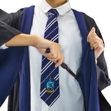 Idéale pour combattre un dragon ou faire son footing matinale, cette incarnez harry potter, hermione, ron ou réveillez le sorcier gryffondor qui sommeille en vous avec cette magnifique robe ! Cinereplicas Harry Potter Robe De Sorcier Ravenclaw Gamersjo Com
