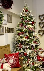 A Red White And Natural Theme On A Snow Flocked Christmas Tree More Flocked Christmas Trees Red Christmas Tree