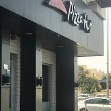 Siapkan panci, letakkan di atas kompor, masukkan ayam, wortel, bawang bombay, thyme, peterseli, seledri, daun bawang, dan bay leaf ke dalam panci. Photos At Pizza Hut Ø§Ù„Ù…Ø·Ø§Ø± Ø§Ù„Ù‚Ø¯ÙŠÙ… Building 1