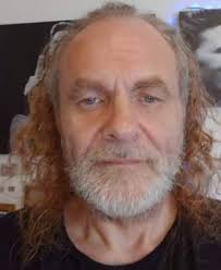 JEG VIL BE FOR DEG Av Iver Hølmo Jeg vil be for deg som ikke tror Verken på  Gud eller Djevelen Så du ikke blir borte, og så til jord Men heller