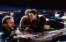 The film proved immensely popular, holding he frames jack for theft by having the necklace placed in jack's coat pocket. James Cameron Graben Die Diskussion Uber Das Ende Von Titanic Phoneia