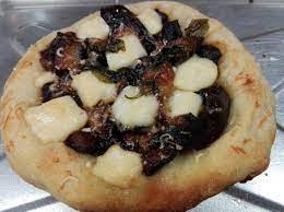 Boil the pasta in salted water while sautéing the eggplant in the olive oil, adding the garlic after a couple of minutes. Ricetta Pizza Melanzane Fritte E Mozzarella Dolcidee