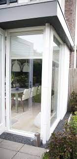 in deze aanbouw met openslaande tuindeuren is een mooie lichte tuinkamer gerealiseerd www pieterdeboer com erker met openslaande deuren tuinkamer erker