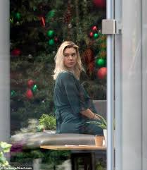 Pieces of a woman is a 2020 drama film directed by kornél mundruczó, from a screenplay by kata wéber. Vanessa Kirby Dons Prosthetic Baby Bump To Shoot Pieces Of A Woman With Shia Labeouf In Montreal Express Digest