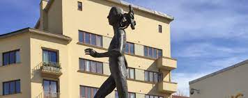 In 1979, she became the first woman in history to run the marathon in under two and a half hours. Kvinner Pa Sokkel Damene No