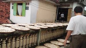 Buat krupuk kemplang yg di garang pake arang. Produsen Kerupuk Kemplang Di Palembang Mulai Kewalahan Hadapi Musim Hujan Tribun Sumsel