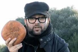 Un friki con gafas de pasta promociona en internet el Queso Mahón-Menorca