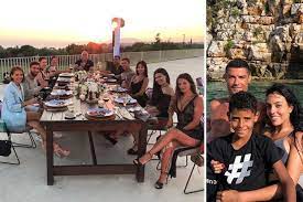 Enquanto o mundo esportivo está de cabeça para baixo com a transferência de cristiano ronaldo para a juventus, o artilheiro português está relaxando em um. Cristiano Ronaldo Leaves 17 850 Tip For Staff At Luxury Hotel In Greece Before Juventus Unveiling