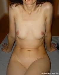 Ausgezogenes Mädchen sah einen Liebhaber das Brünette ist unerfahren vor der Kamera