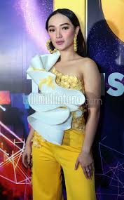 Zaskia Gotik Seksi Nan Elegan Berbalut Jumpsuit One Shoulder  Kuningsexiezpix Web Porn