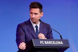 La star sortante de barcelone, lionel messi, tiendra une conférence de presse aujourd'hui lors de sa première apparition publique depuis que le club a annoncé son départ. D Wm5jr7mutukm