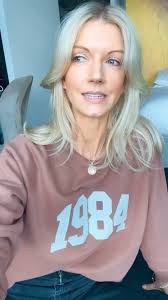 Nearly one week of trying to get the feeling again 🙋🏼‍♀️ I’m so thrilled  that you’re loving this album! 🎶 If you haven’t had a chance to listen to  it yet, you can do so via linktree.com/harrietsings💋