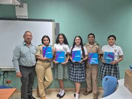 La fundación Maxwell capacita a los estudiantes de duodecimo grado en  lecturas de valores para formar mesas de transformación en ellos.