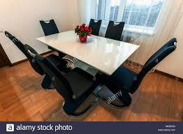 Essgruppe, tisch fiorino runde + 4x stühle fiore, esstisch mit stuhl set, sitzgruppe, tischgruppe, küchentisch mit 4 stühlen (weiß) modern stuhl. Weiss Aus Holz Und Glas Runder Esstisch Mit Sechs Stuhlen Modernes Design Esstisch Und Stuhle In Der Modernen Kuche Serie Von Mobeln Stockfotografie Alamy