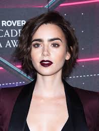 Le Carre Effile Tres Court De Lily Collins Carre Effile Coupes Courtes Visage Carre Carre Court Visage Rond