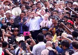 Anwar ibrahim wanted to deliver a few remarks but the media scrum was too crazy. Anwar Ibrahim So Near Yet So Far Aliran