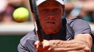 Sinner sconfitto e arrabbiato getta a terra la sua racchetta: le foto