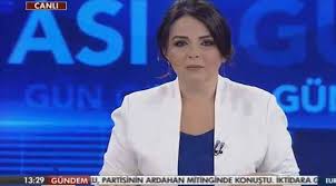 Spiker canlı yayında bakanlar kurulu toplantısıyla ilgili bilgiler verirken kısa bir unutkanlık yaşadı, tam bu sırada elindeki kağıdı açmaya uğraşırken birden şiddetli dolu yağışına yakalandı.konuyu tam oraya kaydırıyordu ki rejiden uyarı geldi ve canlı yayın kesilmeden rejiye niyeledi.bu arada niyeledi ne yav? Duygu Canbas Canli Yayinda Gozyaslarini Tutamadi Sozcu Gazetesi