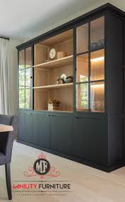 Baik anda yang hidup di perkotaan dengan perumahan yang berukuran kecil, ataupun anda yang memiliki rumah di daerah akan setuju dengan hal ini. Lemari Pajangan Kaca Ruang Tamu Minimalis Modern Miniuty Furniture