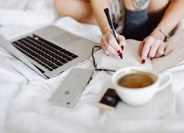 Kamu mengalami masalah layar laptop gelap? Jangan Gunakan Laptop Di Atas Kasur