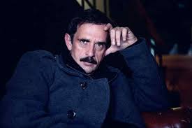 Στον καναπέ του καλύτερα δεν γίνεται κάθισε ο λεωνίδας κακούρης και μίλησε ανάμεσα σε άλλα για το αν έχει κάποια κοινά με τον σκληροτράχηλο δούκα που υποδύεται στις άγριες μέλισσες. Agnwristos O Lewnidas Kakoyrhs Apo Tis Agries Melisses H Bradynh