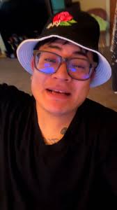 Quería rayarme, y mi esposa me dijo, si te vas a rayar, que sea con él, ve  y ráyate con el tuyo y vine a que me raye mi hermano, aqui en @