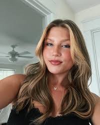 Julia Knoll's Instagram, Twitter & Facebook