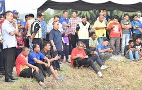 Namun begitu, beliau dipecat oleh majlis tertinggi umno pada 1995 kerana terlibat dalam suatu skandal politik wang rm6 juta untuk merebut jawatan sebagai ketua bahagian pasir salak yang ketika itu disandang oleh menteri besar perak, tan sri ramli ngah talib. Yab Menteri Besar Perak Meriahkan Sukan Bendang 7 Mac 2017