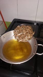 Pour two spoonfuls of cooking oil in a sufuria and set it on. Tasty Omena Mamakebobojikoni