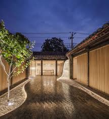 Twisting Courtyard Renovation D Une Maison Traditionnelle Chinoise Par Archstudio Journal Du Design Maison Traditionnelle Cour Chinoise Modele Architecture