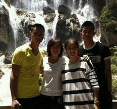 2013年11月27日，王力宏與交往多年的李靚蕾於美國登記結婚。 31 32 之後分別先後在2014年及2016年產下兩女。 2018年8月再添兒子。 è«¶é¾å‡ç´šç•¶çˆ¸ è¼•æ'«æ„›å¦»çŽ‹é©å«»å­•è‚š å¸Œæœ›ä½ é ­åˆ¥å¤ªå¤§ çœ¼ç›åˆ¥å¤ªå° æ¯æ—¥é ­æ¢
