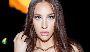 Melissa Stratton's Instagram, Twitter & Facebook