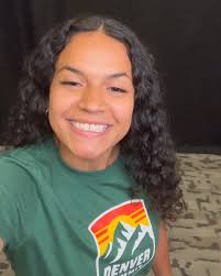 officially signed to the Summit ✍️ welcome to Denver, Lourdes Bosch!