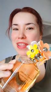 el nuevo #perfume #daisy 🌼 Ever so fresh es #mango 🥭con #piña 🍍un toque  🍊 y un poco de madera de #cachemira , una delicia nada dulce para este  calorón🌡️🔥, tu que llevas puesto hoy? #daisymarcjacobs ...