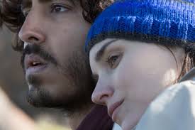 5 yaşındaki saroo, hindistan kırsal kesimindeki bir köyde ailesiyle birlikte fakir ancak mutlu bir hayat yaşamaktadır. Lion 2016 Imdb