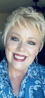 Who is a good hair stylist for short fine hair in Lakeland?