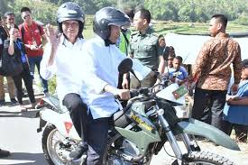 Tidak hanya wanita, pria juga ingin lho dirangsang oleh anda para wanita. Jokowi Naik Trail Membonceng Tgb Tengok Korban Gempa Di Lombok Utara