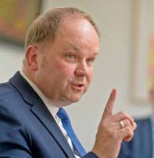 BERICHTE, MEINUNGEN UND PORTRAITS